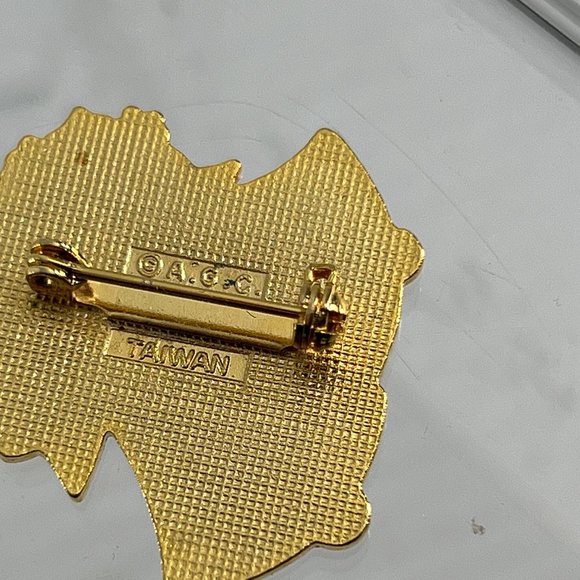 Vintage AGC Christmas Bells Brooch Pin Gold Tone Metal Red Green Enamel Holiday - Picture 3 of 5